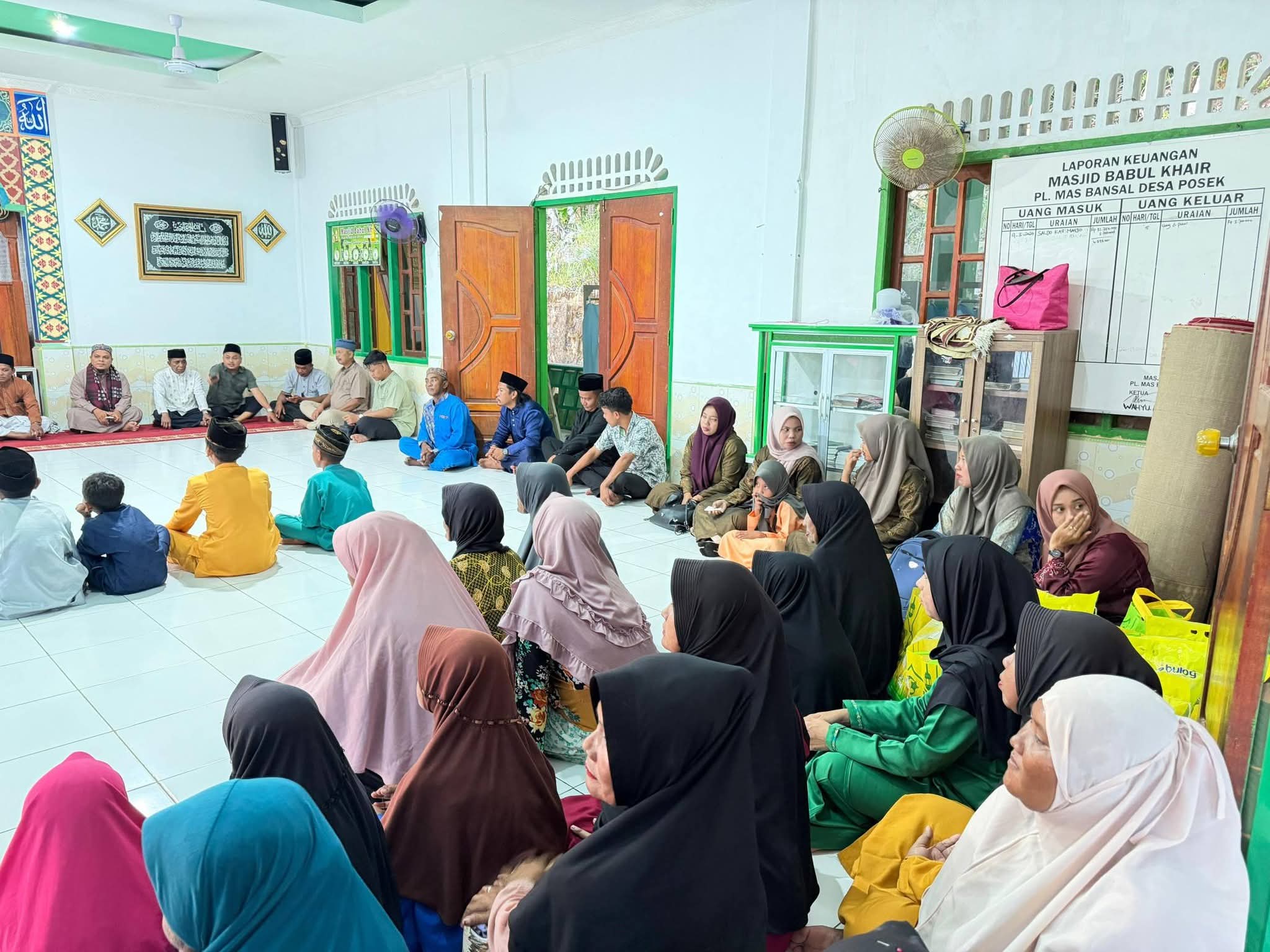 Kehangatan Ramadan 1447 H menyelimuti Pulau Mas Bangsal saat Wakil Bupati Lingga menyerahkan bantuan sembako dan santunan tunai bagi anak-anak yatim | f. Prokopim Lingga