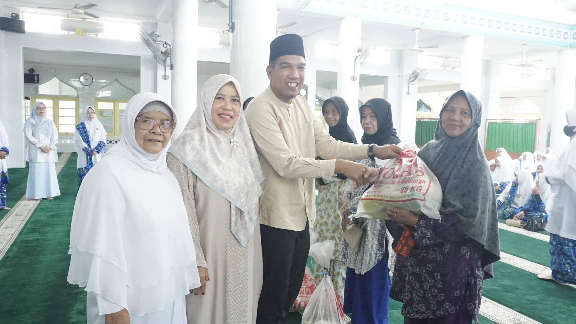 Wakil Bupati Lingga menghadiri pembagian sembako dan santunan anak yatim yang digelar PC BKMT Singkep bersama BAZNAS Kepri di Dabo Singkep, Kamis (26/2/2026) | f. Sahib