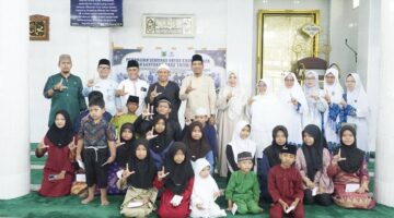 Wakil Bupati Lingga menghadiri pembagian sembako dan santunan anak yatim yang digelar PC BKMT Singkep bersama BAZNAS Kepri di Dabo Singkep, Kamis (26/2/2026) | f. Sahib