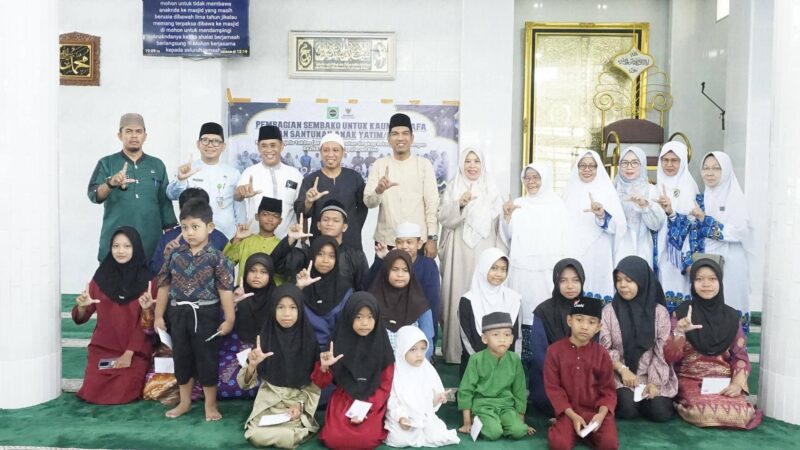Wakil Bupati Lingga menghadiri pembagian sembako dan santunan anak yatim yang digelar PC BKMT Singkep bersama BAZNAS Kepri di Dabo Singkep, Kamis (26/2/2026) | f. Sahib