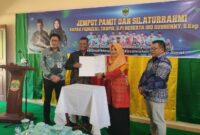 Tangis haru mewarnai acara jemput pamit Camat Singkep Barat Febrizal Taufik bersama Plt. Camat Susi Yenty di Balai Runding Kemala Mustika, Rabu 5 Februari 2026, menandai akhir enam tahun pengabdian penuh prestasi | f. Redaksi