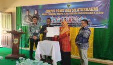 Tangis haru mewarnai acara jemput pamit Camat Singkep Barat Febrizal Taufik bersama Plt. Camat Susi Yenty di Balai Runding Kemala Mustika, Rabu 5 Februari 2026, menandai akhir enam tahun pengabdian penuh prestasi | f. Redaksi