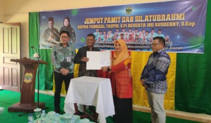 Tangis haru mewarnai acara jemput pamit Camat Singkep Barat Febrizal Taufik bersama Plt. Camat Susi Yenty di Balai Runding Kemala Mustika, Rabu 5 Februari 2026, menandai akhir enam tahun pengabdian penuh prestasi | f. Redaksi