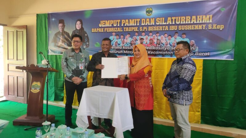 Tangis haru mewarnai acara jemput pamit Camat Singkep Barat Febrizal Taufik bersama Plt. Camat Susi Yenty di Balai Runding Kemala Mustika, Rabu 5 Februari 2026, menandai akhir enam tahun pengabdian penuh prestasi | f. Redaksi