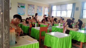 Para pelajar di Dabo Singkep, Kabupaten Lingga | f. Klana Saputra