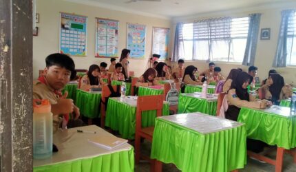 Para pelajar di Dabo Singkep, Kabupaten Lingga | f. Klana Saputra