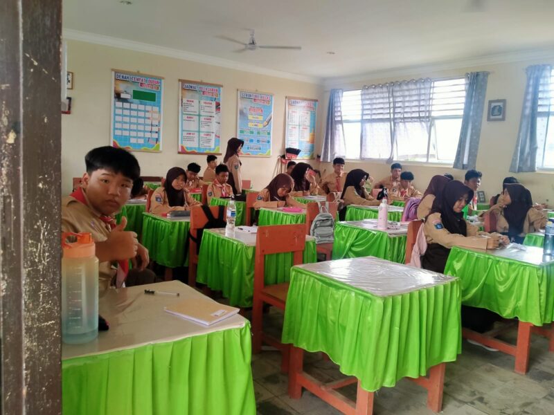 Para pelajar di Dabo Singkep, Kabupaten Lingga | f. Klana Saputra