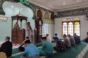 Kecamatan Singkep Barat bersama TNI-POLRI dan masyarakat saat melaksanakan sholat istiqo di masjid Al-Islamiyah Kelurahan Raya, Jumat 13/02/2026 | f. Facebook Kecamatan Singkep Barat