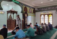 Kecamatan Singkep Barat bersama TNI-POLRI dan masyarakat saat melaksanakan sholat istiqo di masjid Al-Islamiyah Kelurahan Raya, Jumat 13/02/2026 | f. Facebook Kecamatan Singkep Barat