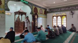 Kecamatan Singkep Barat bersama TNI-POLRI dan masyarakat saat melaksanakan sholat istiqo di masjid Al-Islamiyah Kelurahan Raya, Jumat 13/02/2026 | f. Facebook Kecamatan Singkep Barat