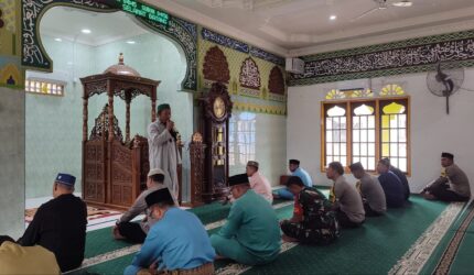 Kecamatan Singkep Barat bersama TNI-POLRI dan masyarakat saat melaksanakan sholat istiqo di masjid Al-Islamiyah Kelurahan Raya, Jumat 13/02/2026 | f. Facebook Kecamatan Singkep Barat