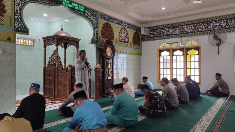 Kecamatan Singkep Barat bersama TNI-POLRI dan masyarakat saat melaksanakan sholat istiqo di masjid Al-Islamiyah Kelurahan Raya, Jumat 13/02/2026 | f. Facebook Kecamatan Singkep Barat