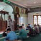 Kecamatan Singkep Barat bersama TNI-POLRI dan masyarakat saat melaksanakan sholat istiqo di masjid Al-Islamiyah Kelurahan Raya, Jumat 13/02/2026 | f. Facebook Kecamatan Singkep Barat