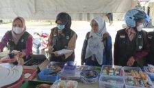 UPTD Puskesmas Dabo Lama bersama Dinas Kesehatan Lingga melakukan pemeriksaan takjil di tiga titik di Dabo Singkep. Sampel diuji dari kandungan Rhodamin B, formalin, boraks hingga E. coli untuk memastikan keamanan pangan selama Ramadan | f. Redaksi