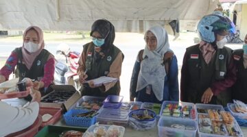 UPTD Puskesmas Dabo Lama bersama Dinas Kesehatan Lingga melakukan pemeriksaan takjil di tiga titik di Dabo Singkep. Sampel diuji dari kandungan Rhodamin B, formalin, boraks hingga E. coli untuk memastikan keamanan pangan selama Ramadan | f. Redaksi