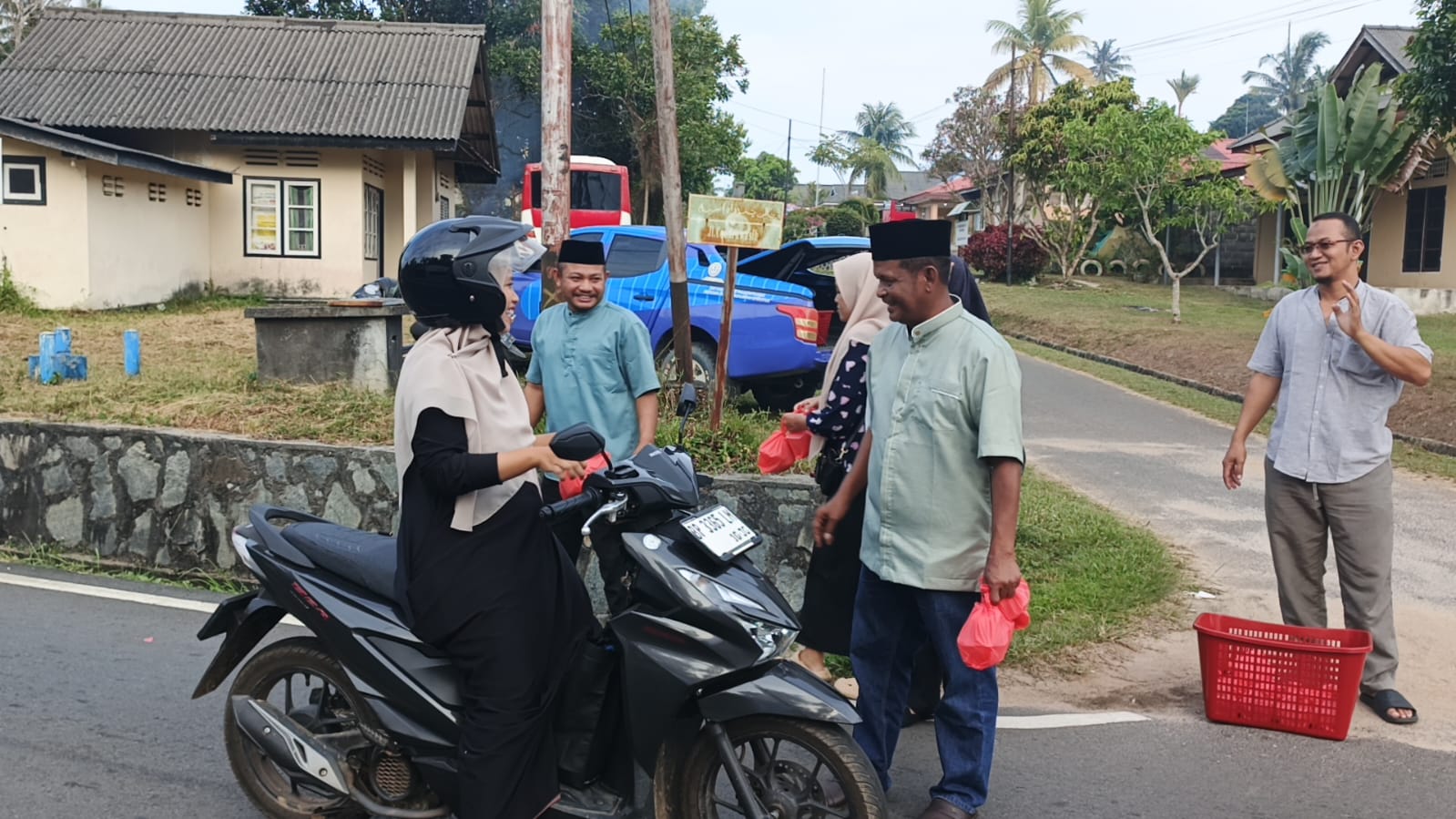 Disperindagkop UKM Kabupaten Lingga membagikan 100 paket takjil kepada pengendara di Jalan Garuda, Kecamatan Singkep, Sabtu (28/2/2026) f. Wandy