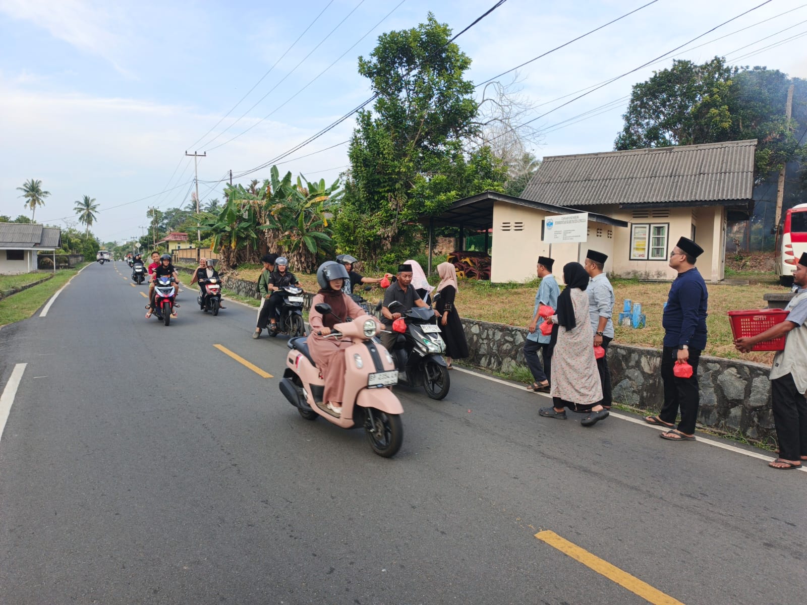 Disperindagkop UKM Kabupaten Lingga membagikan 100 paket takjil kepada pengendara di Jalan Garuda, Kecamatan Singkep, Sabtu (28/2/2026) f. Wandy