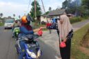 Disperindagkop UKM Kabupaten Lingga membagikan 100 paket takjil kepada pengendara di Jalan Garuda, Kecamatan Singkep, Sabtu (28/2/2026) f. Wandy