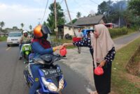 Disperindagkop UKM Kabupaten Lingga membagikan 100 paket takjil kepada pengendara di Jalan Garuda, Kecamatan Singkep, Sabtu (28/2/2026) f. Wandy
