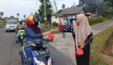 Disperindagkop UKM Kabupaten Lingga membagikan 100 paket takjil kepada pengendara di Jalan Garuda, Kecamatan Singkep, Sabtu (28/2/2026) f. Wandy