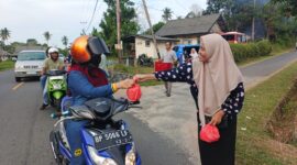 Disperindagkop UKM Kabupaten Lingga membagikan 100 paket takjil kepada pengendara di Jalan Garuda, Kecamatan Singkep, Sabtu (28/2/2026) f. Wandy