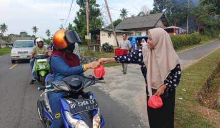 Disperindagkop UKM Kabupaten Lingga membagikan 100 paket takjil kepada pengendara di Jalan Garuda, Kecamatan Singkep, Sabtu (28/2/2026) f. Wandy