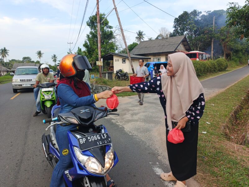 Disperindagkop UKM Kabupaten Lingga membagikan 100 paket takjil kepada pengendara di Jalan Garuda, Kecamatan Singkep, Sabtu (28/2/2026) f. Wandy