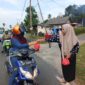 Disperindagkop UKM Kabupaten Lingga membagikan 100 paket takjil kepada pengendara di Jalan Garuda, Kecamatan Singkep, Sabtu (28/2/2026) f. Wandy