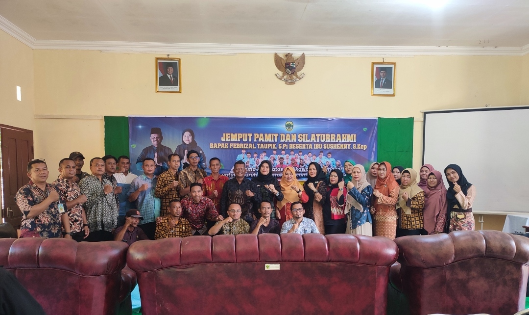 Tangis haru mewarnai acara jemput pamit Camat Singkep Barat Febrizal Taufik bersama Plt. Camat Susi Yenty di Balai Runding Kemala Mustika, Rabu 5 Februari 2026, menandai akhir enam tahun pengabdian penuh prestasi | f. Redaksi