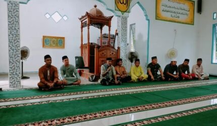 Sekda Lingga H. Armia menghadiri Safari Ramadan di Masjid Nurul Huda Desa Belungkur, Minggu (23/2/2026). Kegiatan ini mempererat silaturahmi antara Pemkab Lingga dan masyarakat | f. Prokopim Lingga