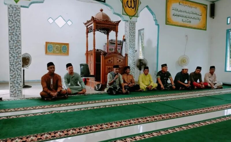 Sekda Lingga H. Armia menghadiri Safari Ramadan di Masjid Nurul Huda Desa Belungkur, Minggu (23/2/2026). Kegiatan ini mempererat silaturahmi antara Pemkab Lingga dan masyarakat | f. Prokopim Lingga