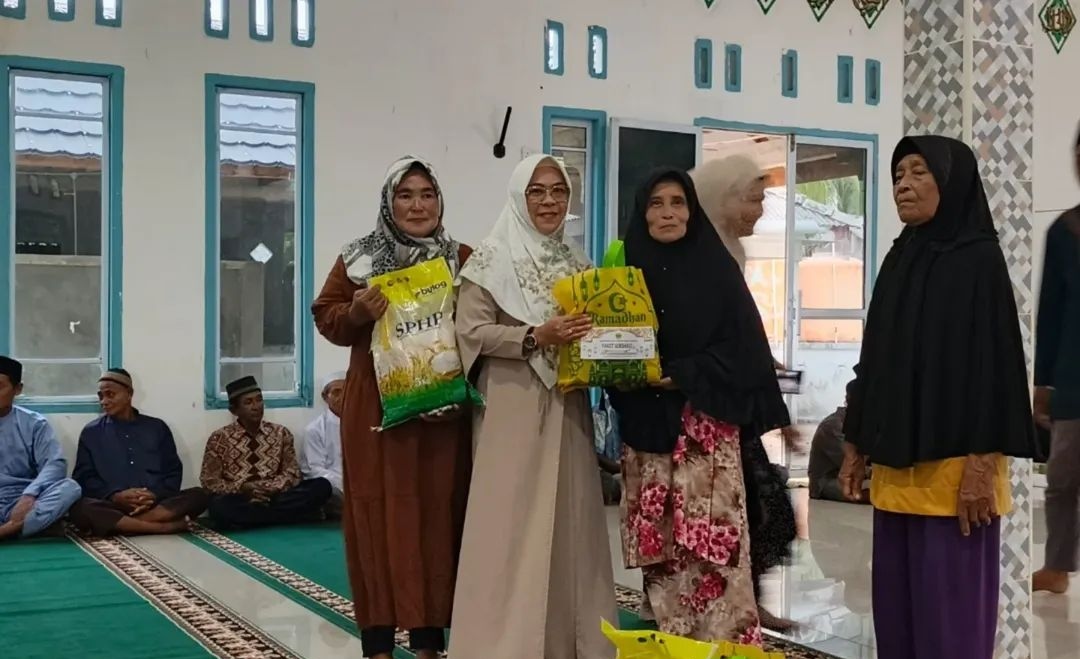 Sekda Lingga H. Armia menghadiri Safari Ramadan di Masjid Nurul Huda Desa Belungkur, Minggu (23/2/2026). Kegiatan ini mempererat silaturahmi antara Pemkab Lingga dan masyarakat | f. Prokopim Lingga