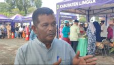 Hari terakhir Bazar Sembako Murah di Dabo Singkep diserbu warga. Sebanyak 1,5 ton beras ludes dalam dua jam. Kadis Perindagkop UMKM Lingga Febrizal Taufik sebut antusiasme masyarakat sangat tinggi | f. Ihand