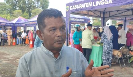 Hari terakhir Bazar Sembako Murah di Dabo Singkep diserbu warga. Sebanyak 1,5 ton beras ludes dalam dua jam. Kadis Perindagkop UMKM Lingga Febrizal Taufik sebut antusiasme masyarakat sangat tinggi | f. Ihand