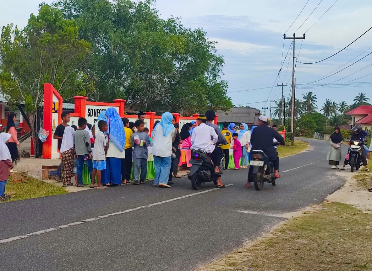 SDN 008 Singkep membagikan ratusan takjil kepada pengendara yang melintas pada Ramadan 2026. Kegiatan sosial ini melibatkan guru, siswa, dan orang tua serta telah menjadi tradisi selama tiga tahun | f. Ihand