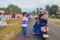 SDN 008 Singkep membagikan ratusan takjil kepada pengendara yang melintas pada Ramadan 2026. Kegiatan sosial ini melibatkan guru, siswa, dan orang tua serta telah menjadi tradisi selama tiga tahun | f. Ihand