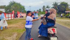 SDN 008 Singkep membagikan ratusan takjil kepada pengendara yang melintas pada Ramadan 2026. Kegiatan sosial ini melibatkan guru, siswa, dan orang tua serta telah menjadi tradisi selama tiga tahun | f. Ihand