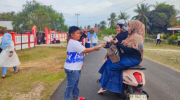 SDN 008 Singkep membagikan ratusan takjil kepada pengendara yang melintas pada Ramadan 2026. Kegiatan sosial ini melibatkan guru, siswa, dan orang tua serta telah menjadi tradisi selama tiga tahun | f. Ihand