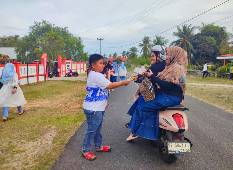 SDN 008 Singkep membagikan ratusan takjil kepada pengendara yang melintas pada Ramadan 2026. Kegiatan sosial ini melibatkan guru, siswa, dan orang tua serta telah menjadi tradisi selama tiga tahun | f. Ihand