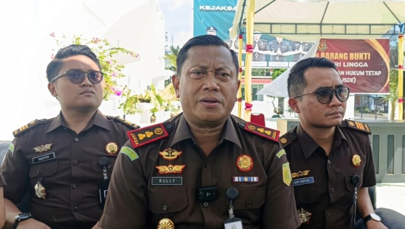 Kepala Kejaksaan Negeri Lingga, Rully Afandi, mengatakan dalam waktu dekat pihaknya akan menghadirkan ahli fisik untuk memeriksa langsung kondisi konstruksi jembatan tersebut | f. Wandy