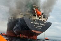 Kapal kargo Thailand diserang di Selat Hormuz dekat Oman. Sebanyak 23 awak berada di kapal, 20 berhasil diselamatkan. Insiden ini terjadi di tengah meningkatnya ketegangan Iran, Amerika Serikat, dan Israel | f. Redaksi