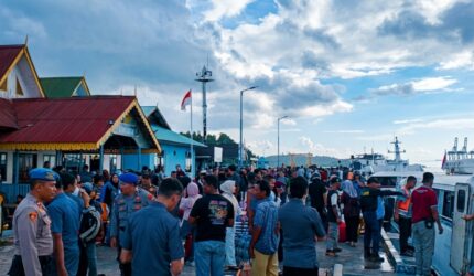 Arus mudik Idulfitri 1447 H ke Kabupaten Lingga meningkat signifikan. Hingga H-5 Lebaran 2026, tercatat 1.137 penumpang tiba di Lingga melalui transportasi laut dari Batam dan Tanjungpinang | f. Vatawari