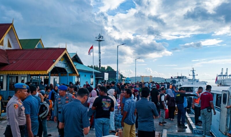 Arus mudik Idulfitri 1447 H ke Kabupaten Lingga meningkat signifikan. Hingga H-5 Lebaran 2026, tercatat 1.137 penumpang tiba di Lingga melalui transportasi laut dari Batam dan Tanjungpinang | f. Vatawari