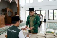 Salah satu warga Dabo Singkep yang melakukan pembayaran zakat fitrah | f. Ilustrasi Redaksi