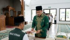 Salah satu warga Dabo Singkep yang melakukan pembayaran zakat fitrah | f. Ilustrasi Redaksi