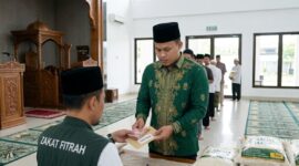 Salah satu warga Dabo Singkep yang melakukan pembayaran zakat fitrah | f. Ilustrasi Redaksi