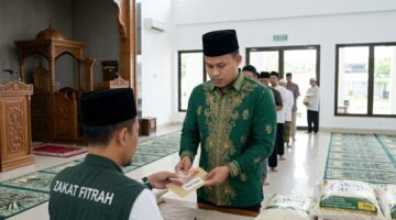 Salah satu warga Dabo Singkep yang melakukan pembayaran zakat fitrah | f. Ilustrasi Redaksi