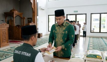 Salah satu warga Dabo Singkep yang melakukan pembayaran zakat fitrah | f. Ilustrasi Redaksi