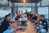 Komunitas Lingga Media Group (LMG) menggelar buka puasa bersama di Pantai Tiga Berlian, Dabo Singkep. Kegiatan ini menjadi momen mempererat silaturahmi dan meraih berkah Ramadan 1447 H | f. Ihand