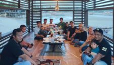 Komunitas Lingga Media Group (LMG) menggelar buka puasa bersama di Pantai Tiga Berlian, Dabo Singkep. Kegiatan ini menjadi momen mempererat silaturahmi dan meraih berkah Ramadan 1447 H | f. Ihand